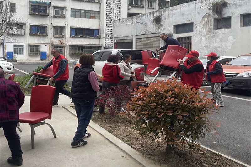 我為群眾辦實事||黨建引領送溫暖，愛心座椅進社區(qū)